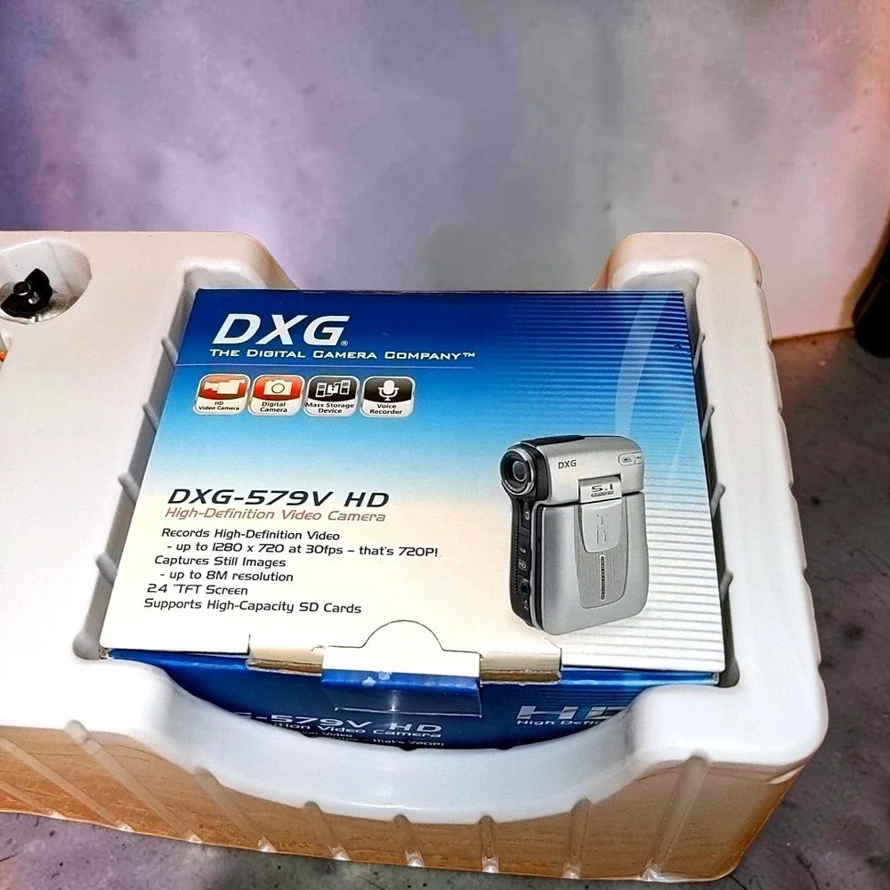2009‎ DXG-579V HD High-Definition Digital Video Camera Val Pack Silver Camcorder